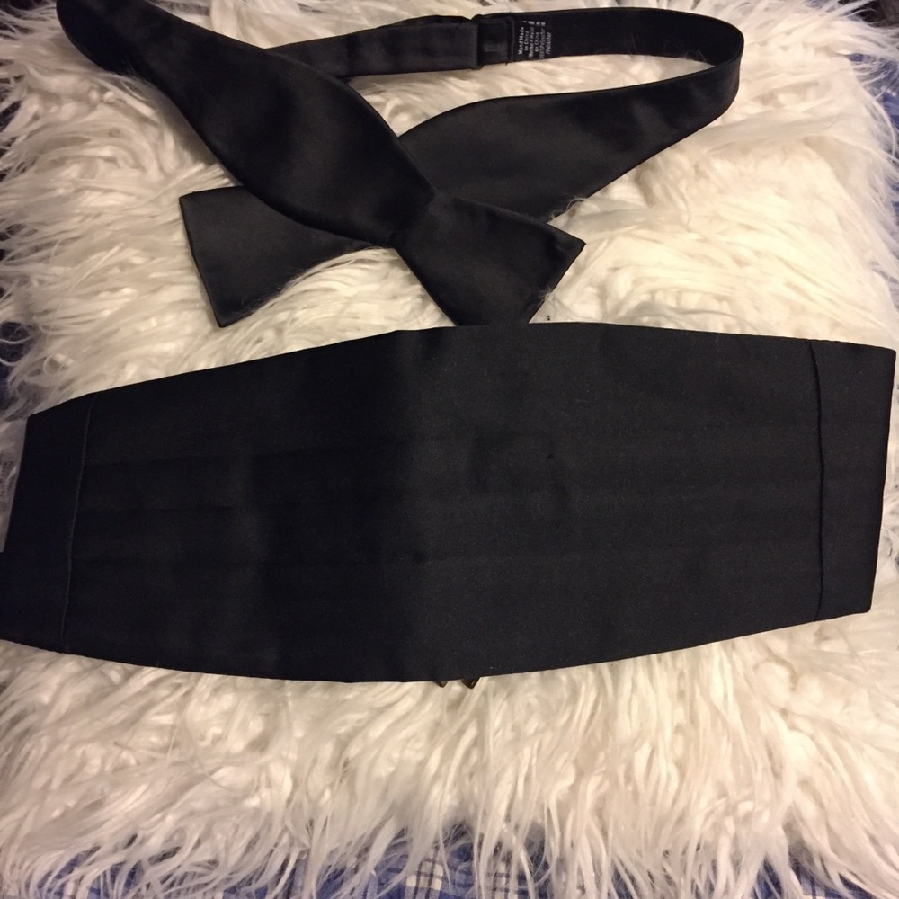 Black adjustable bow tie and cummerbund